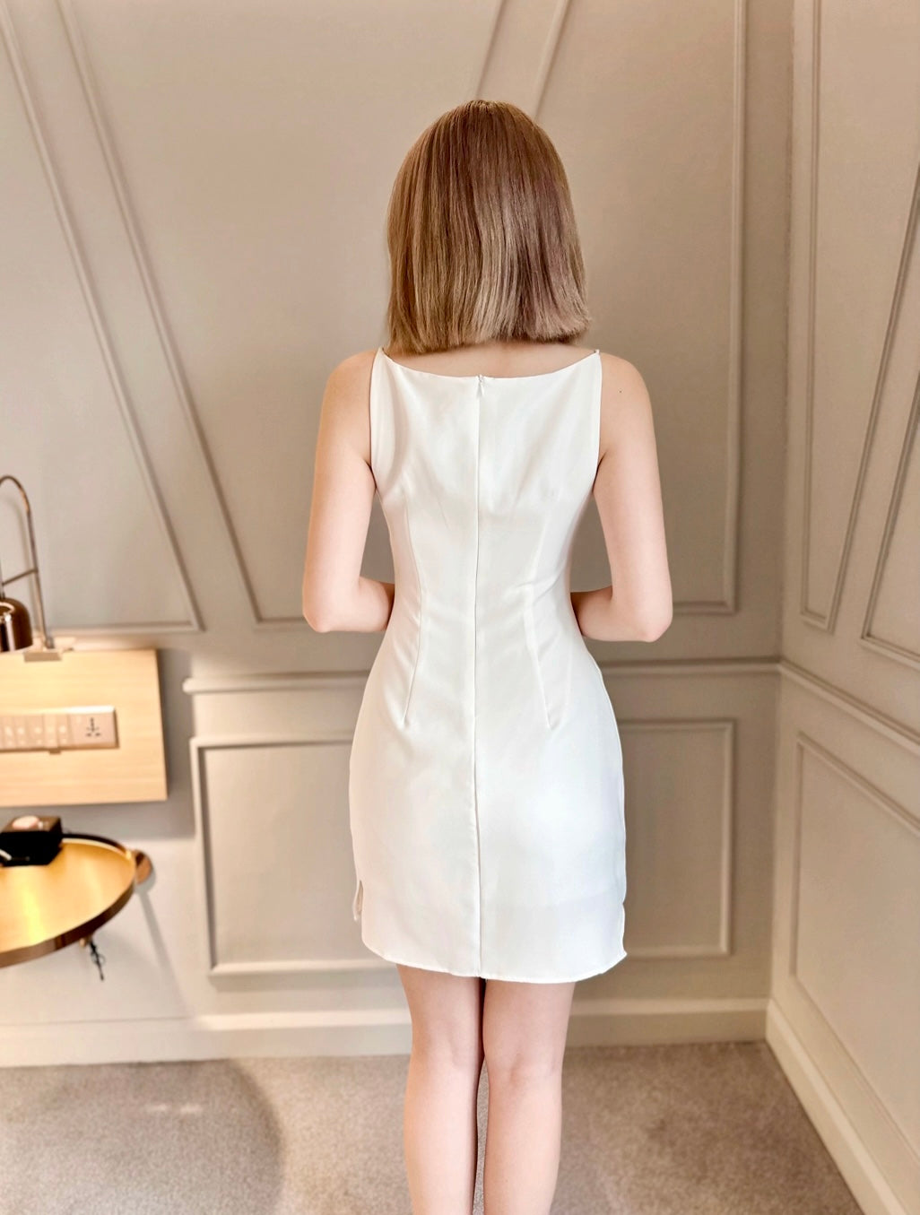 Minimalist Sleeveless Mini Dress WHITE ( L)